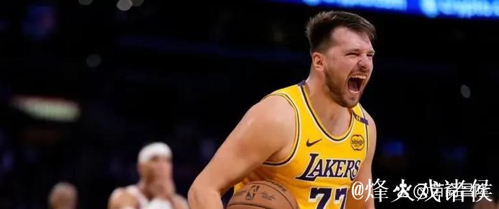 史密斯末节发威：连取8分飙中两记三分赢得喝彩